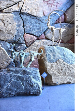 岩画と動物の彫刻 108622616