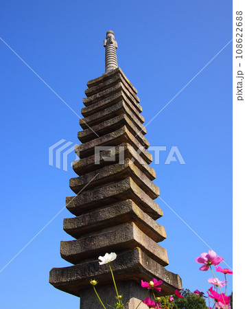 青空に映える般若寺の十三重石宝塔 108622688