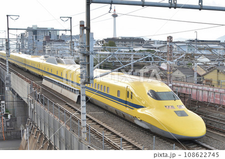 京都タワーとドクターイエロー 京都タワーとドクターイエロー 108622745