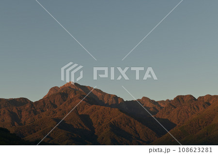 北杜市白州町から望む明け行く南アルプス甲斐駒ケ岳の朝焼け 108623281