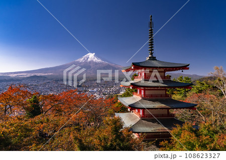《山梨県》富士山と五重塔と紅葉・秋の新倉山浅間公園 《山梨県》富士山と五重塔と紅葉・秋の新倉山浅間公園 108623327
