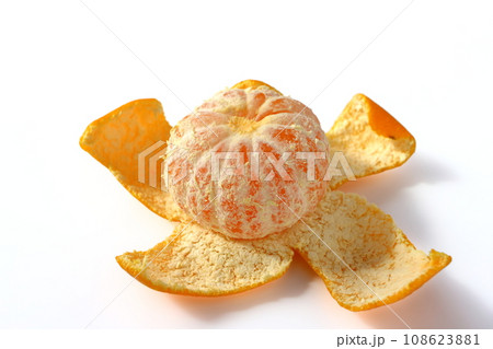 皮をむいたミカン 108623881