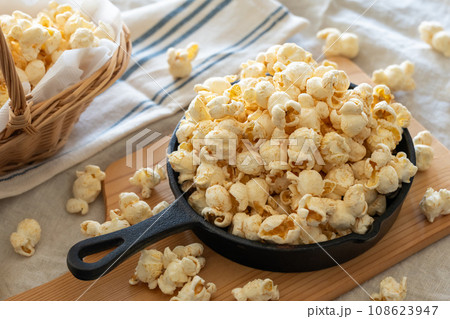 ポップコーンとフライパン　スナック菓子のイメージ素材 108623947