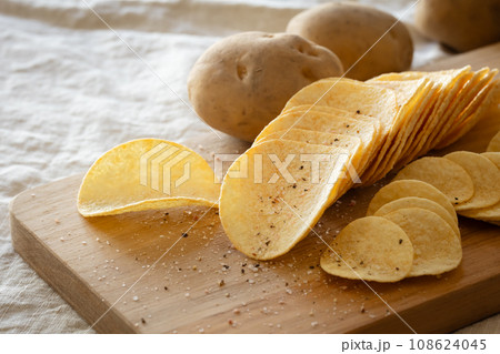 ポテトチップス　スナック菓子のイメージ素材 108624045