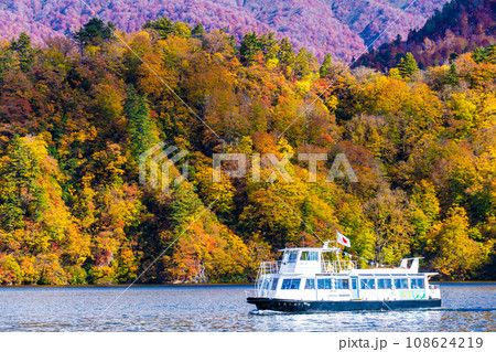 奥只見湖の秋 108624219