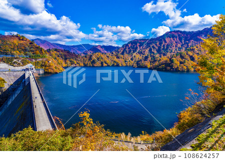 奥只見湖の秋 108624257