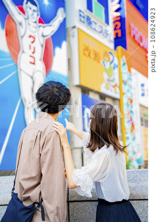 心斎橋を観光するカップル 大阪 心斎橋を観光するカップル 大阪 108624923