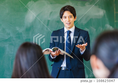 教室で授業をする男性教師と生徒 108625047