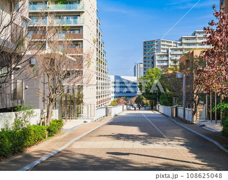 マンションが建ち並ぶ住宅街 108625048