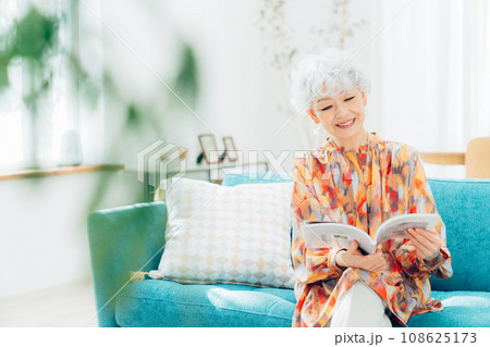 リビングでくつろぐシニアの女性 108625173