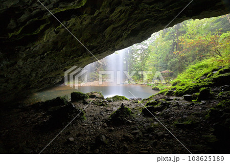 龍頭が滝 雄滝の内側よりの景色(島根県雲南市掛合町) 龍頭が滝 雄滝の内側よりの景色(島根県雲南市掛合町) 108625189