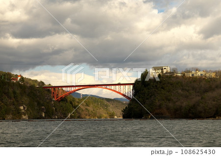 遊覧船から臨む恵那峡大橋 108625430
