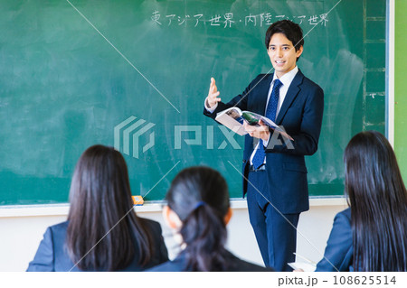 教室で授業をする男性教師と生徒 教室で授業をする男性教師と生徒 108625514