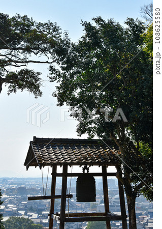 彦根城時報鐘から見下ろす彦根市 108625580