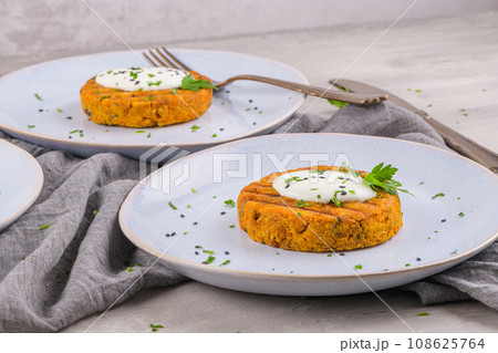 Grilled veggie burgers with chickpeas and vegetables 108625764