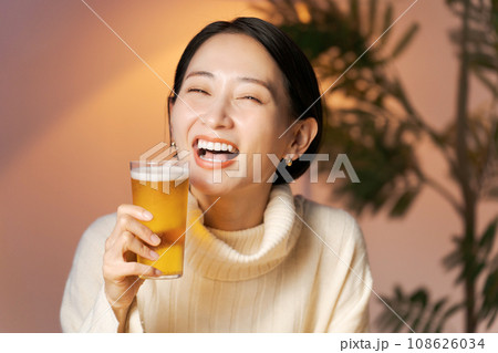 ビールを飲んでくつろぐ女性 108626034