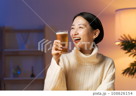 ビールを飲んでくつろぐ女性 ビールを飲んでくつろぐ女性 108626154