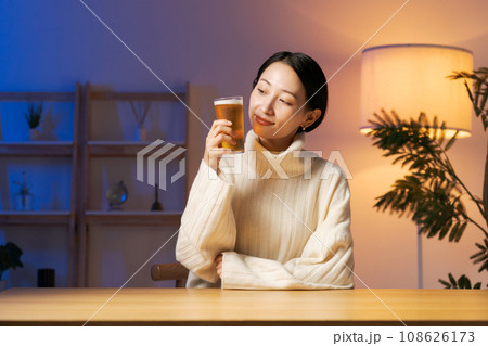 ビールを飲んでくつろぐ女性 ビールを飲んでくつろぐ女性 108626173