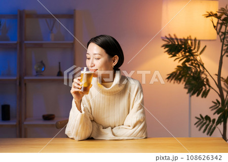 ビールを飲んでくつろぐ女性 108626342