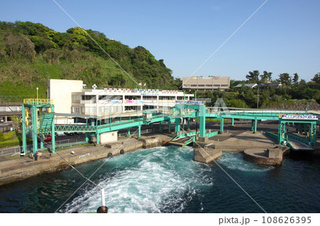 フェリーから見る桜島港 フェリーから見る桜島港 108626395