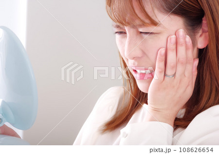 虫歯が痛そうな若い女性 108626654