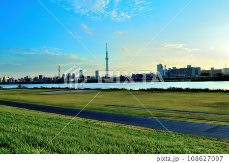 堀切水辺公園荒川土手から観る東京スカイツリーの風景 堀切水辺公園荒川土手から観る東京スカイツリーの風景 108627097