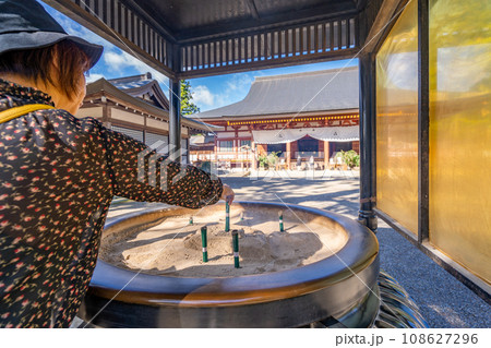 毛越寺　常香炉　身を清めるために煙を浴びる女性 108627296