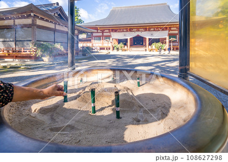毛越寺　常香炉　身を清めるために煙を浴びる 108627298