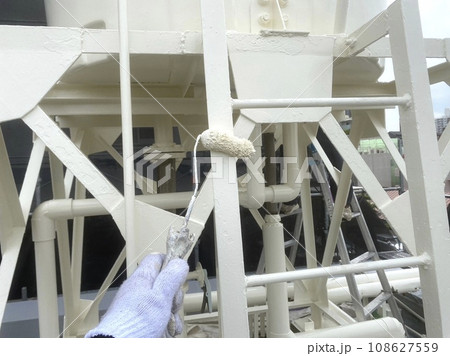 貯水タンクの鉄部を上塗り塗装 貯水タンクの鉄部を上塗り塗装 108627559