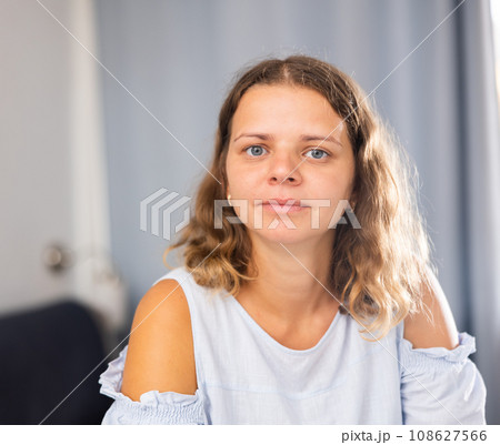 Young positive woman posing in living room 108627566