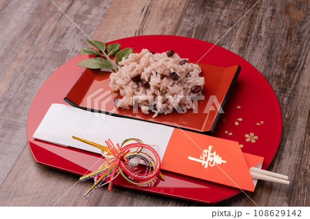 赤飯　漆器の皿 108629142