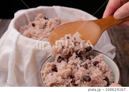赤飯 茶碗 よそう 赤飯 茶碗 よそう 108629167
