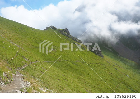 緩やかな緑の登山道とその先の霧 in フランス 緩やかな緑の登山道とその先の霧 in フランス 108629190