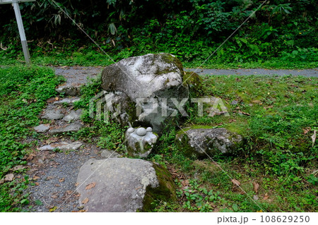 御嶽神社の参道の三つの奇石のひとつ「ぽんぽん石」 御嶽神社の参道の三つの奇石のひとつ「ぽんぽん石」 108629250