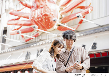 心斎橋を観光するカップル　大阪 108629305