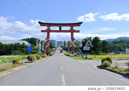 県道47号に立つ羽黒山大鳥居 108629602