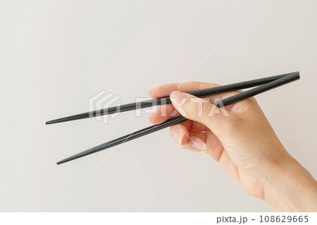 お箸を持つ手 108629665