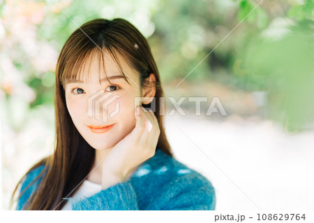 屋外女性ポートレート 108629764