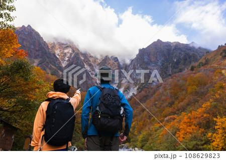日本三大岩場の一ノ倉沢岳を眺める親子 108629823