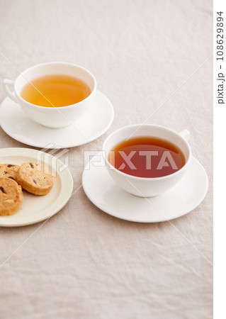 ティーカップに入った色合いの違う美しい紅茶 108629894