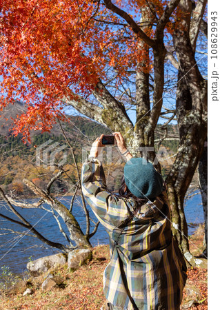 秋の榛名山で写真を撮る女性 秋の榛名山で写真を撮る女性 108629943