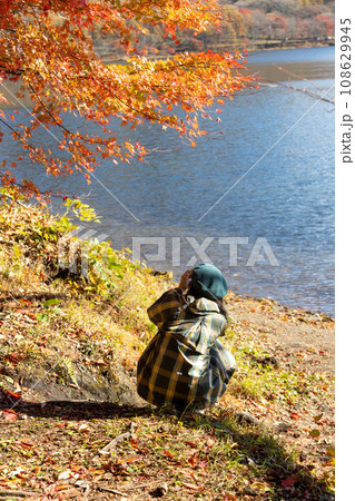 秋の榛名山で写真を撮る女性 秋の榛名山で写真を撮る女性 108629945