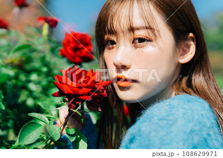 花と若い女性 108629971