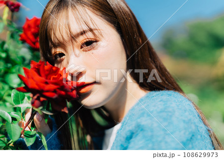 薔薇と若い女性 108629973