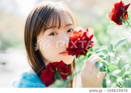花と若い女性 108629976