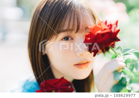 薔薇と若い女性 薔薇と若い女性 108629977