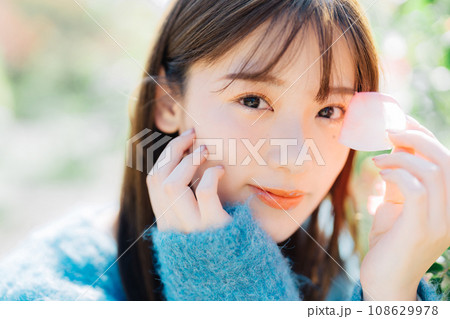 花と若い女性 花と若い女性 108629978