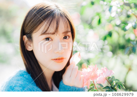 花と若い女性 花と若い女性 108629979