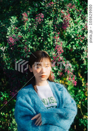 花と若い女性 108629980