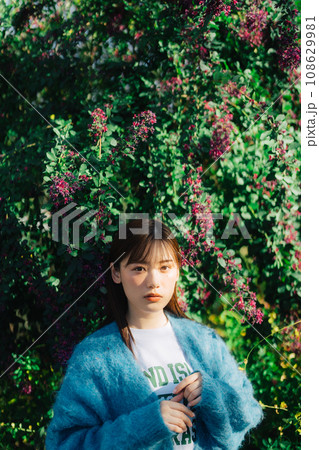 花と若い女性 108629981